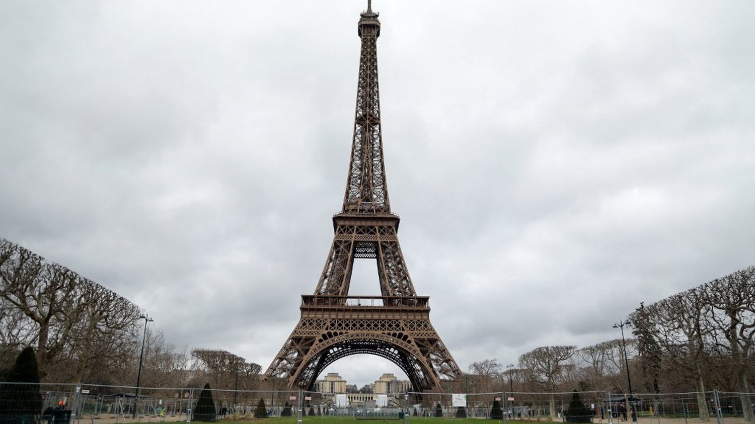100,000 entries lost in six days of Eiffel Tower closure, according to operating company