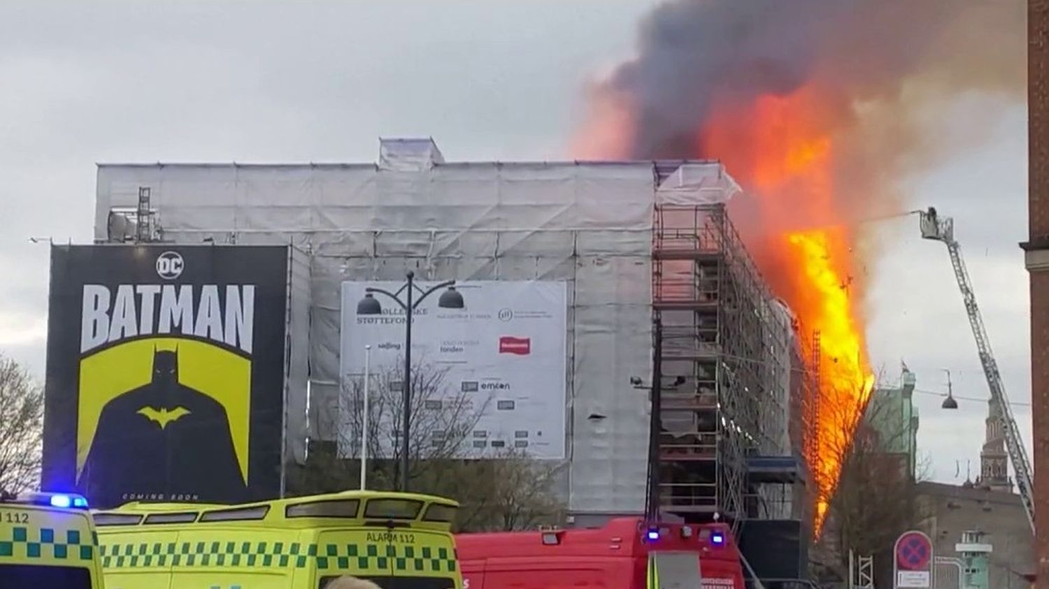 Denmark: the old stock exchange in Copenhagen destroyed by flames
