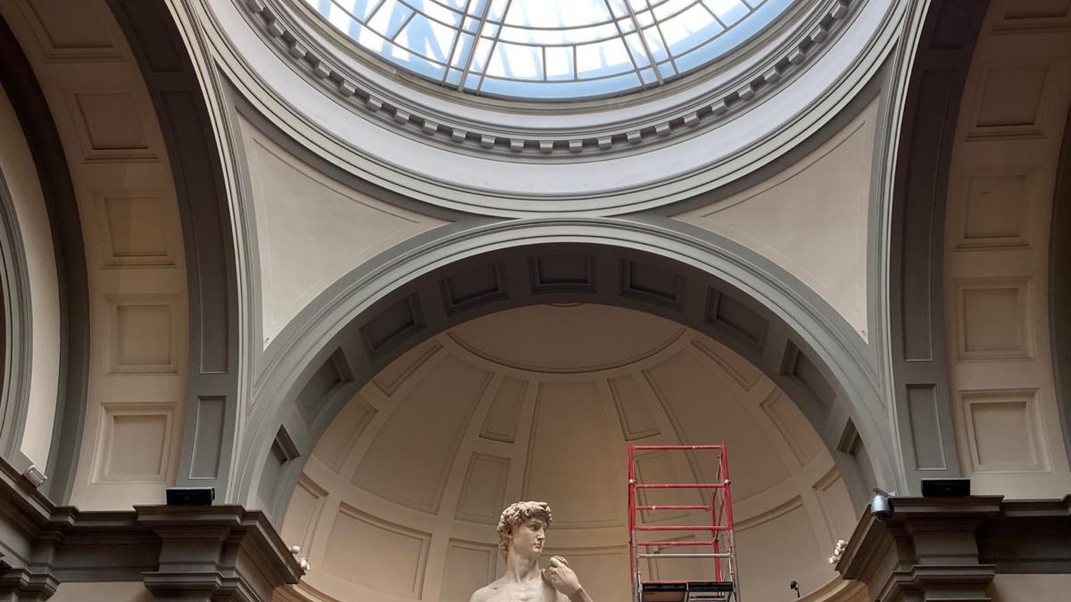 Italy: in Florence, stunning pictures of the WC of Michelangelo's "David"