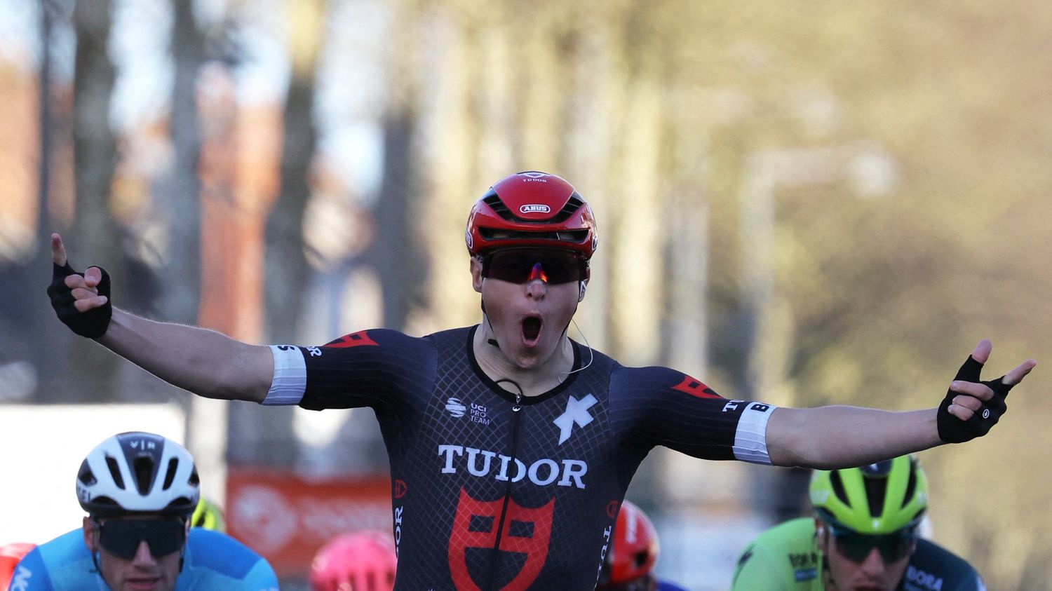 Paris-Nice 2024: Dutchman Arvid de Kleijn wins second stage, Laurence Pithie takes yellow jersey